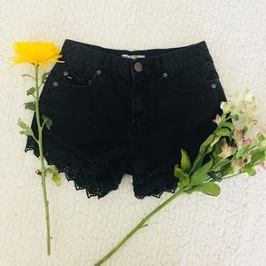 🖤Highwaisted Black Lace Trim Free People Shorts🖤